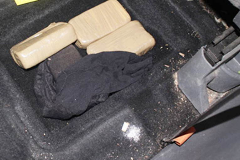 Zaustavljen dvojac iz Subotice: U "fordu" prenosili pakete heroina (FOTO)