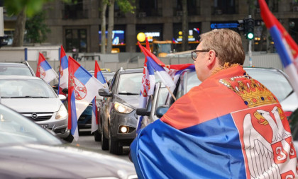 Srbi pokazali jedinstvo pred neprijateljem: Hiljade trobojki i jasna poruka iz Beograda da smo deo slobodarskog sveta! (FOTO/VIDEO)