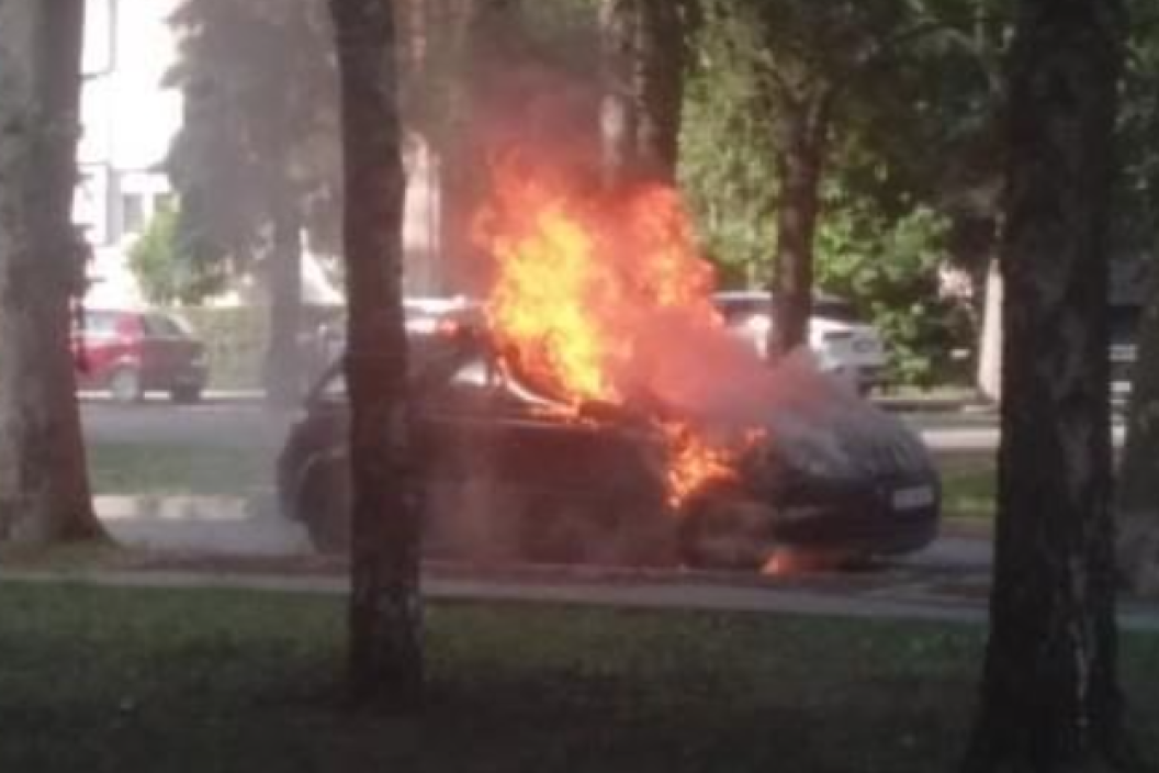 Izgoreo automobil u Subotici! Vatra "progutala" prednji deo vozila (FOTO/VIDEO)