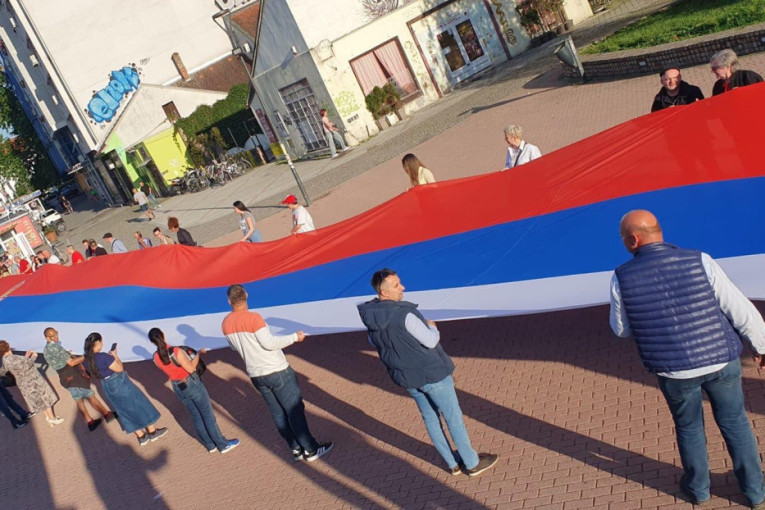 Članovi Pokreta socijalista Aleksandra Vulina razvukli srpsku i rusku zastavu u centru Novog Sada! (VIDEO/FOTO)