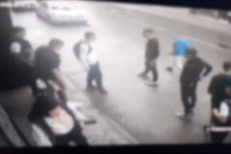 Brutalna tuča maloletnika u Novom Pazaru: Grupa mladića nasrnula na vršnjaka, kamera zabeležila ceo incident! (FOTO/VIDEO)