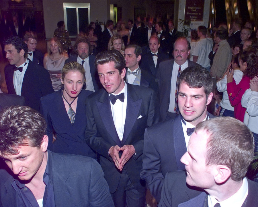 Otkriveno ko će igrati Džona Kenedija Mlađeg i Kerolin Beset u seriji o njihovoj velikoj ljubavi i tragičnoj smrti (FOTO)