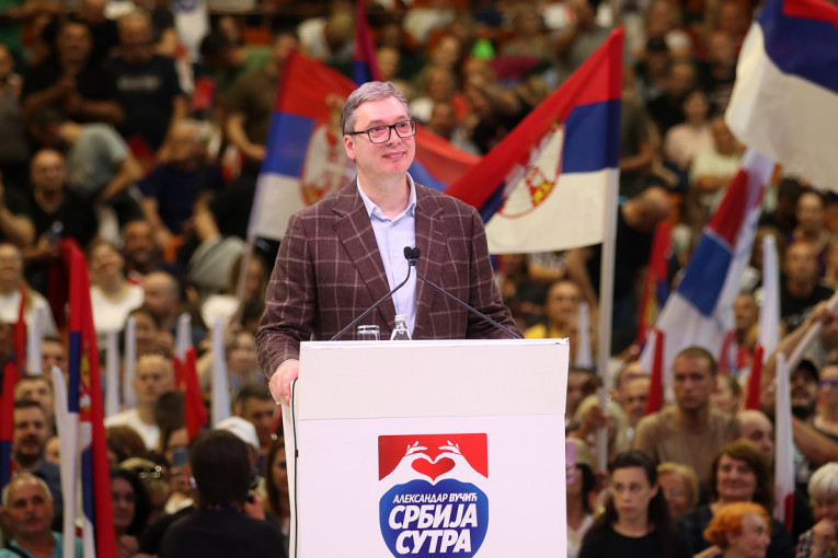 Miting liste "Aleksandar Vučić - Valjevo sutra" - Čeka se dolazak predsednika Vučića (VIDEO)
