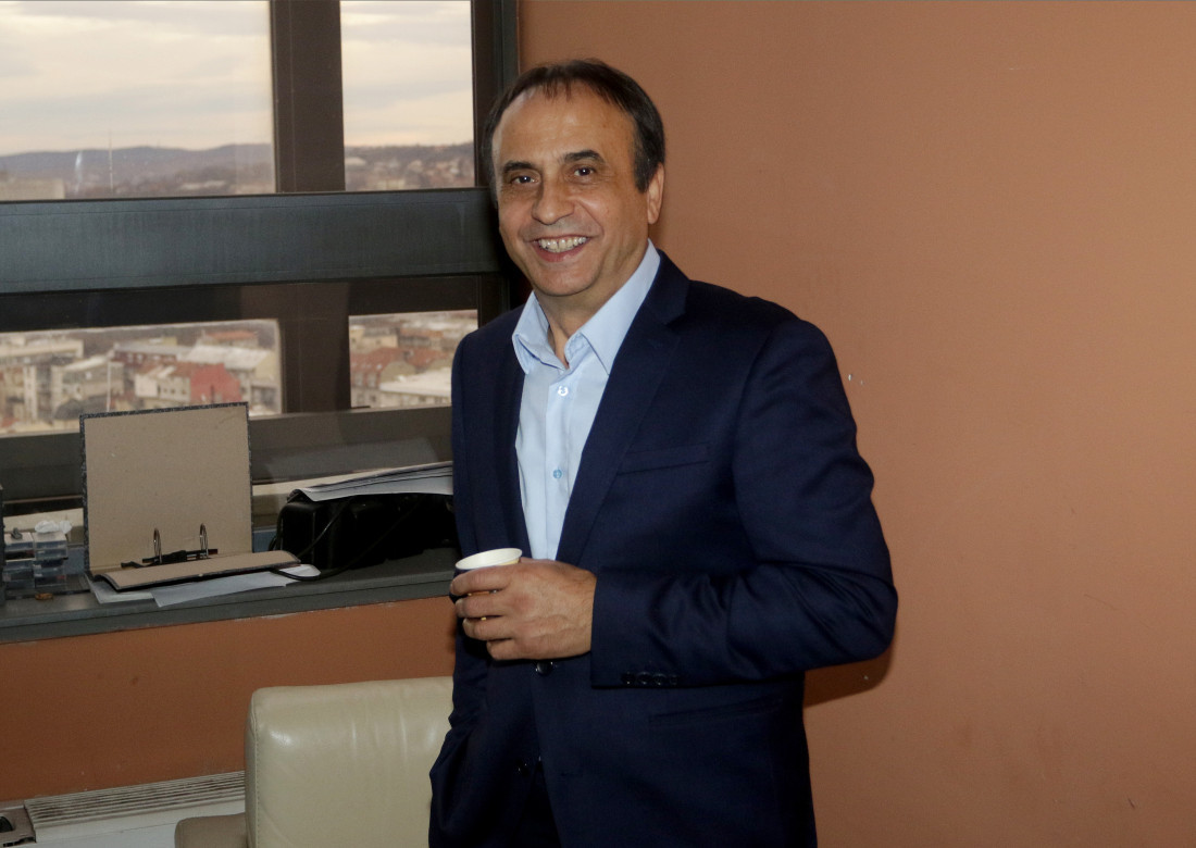 Beki Bekić je isprva bio zatečen kad mu je ćerka ovo predložila: Sad kao od šale peva dečije pesme i uzgaja voće i povrće!