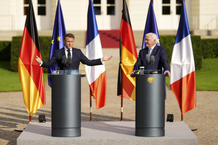 Prva poseta predsednika Francuske posle 24 godina: Makron doputovao u Nemačku (FOTO)