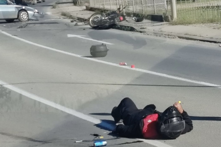 Žestok sudar na Ibarskoj magistrali: Motociklista od siline udara pao na zemlju, jedna stvar mu spasila život (FOTO)