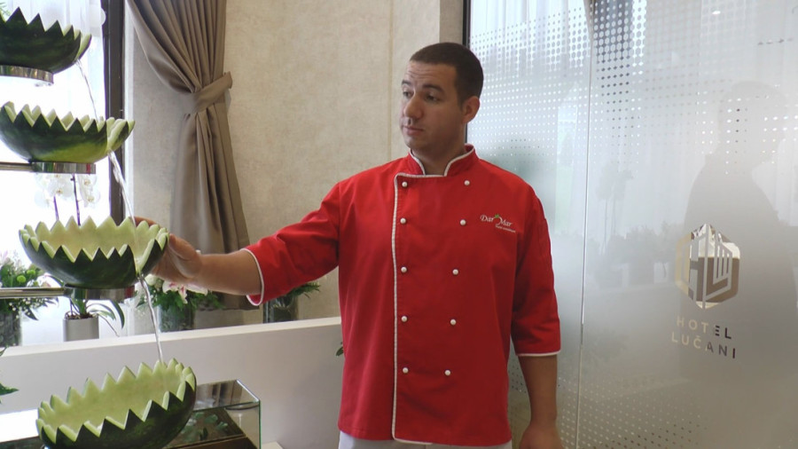 Vatrogasac-spasilac ima neobičan hobi: Darko iz Ivanjice se u slobodno vreme bavi rezbarenjem voća, od lubenice može da napravi čudo  (FOTO)