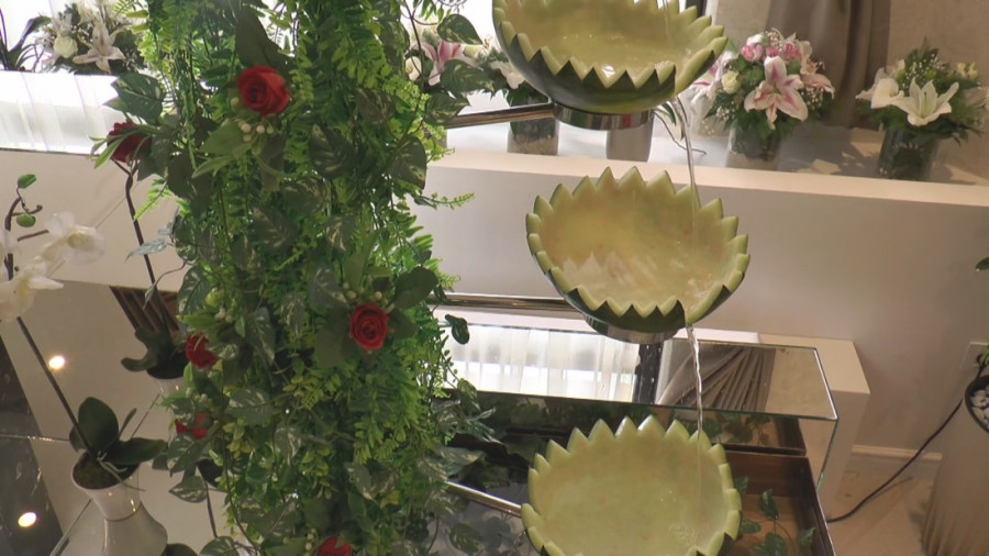 Vatrogasac-spasilac ima neobičan hobi: Darko iz Ivanjice se u slobodno vreme bavi rezbarenjem voća, od lubenice može da napravi čudo  (FOTO)