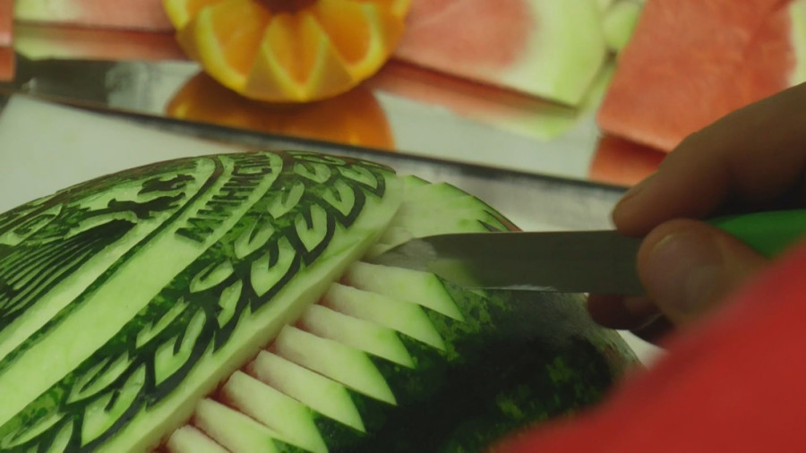 Vatrogasac-spasilac ima neobičan hobi: Darko iz Ivanjice se u slobodno vreme bavi rezbarenjem voća, od lubenice može da napravi čudo  (FOTO)