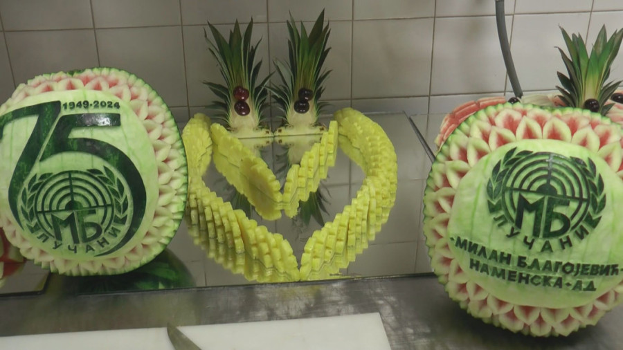 Vatrogasac-spasilac ima neobičan hobi: Darko iz Ivanjice se u slobodno vreme bavi rezbarenjem voća, od lubenice može da napravi čudo  (FOTO)