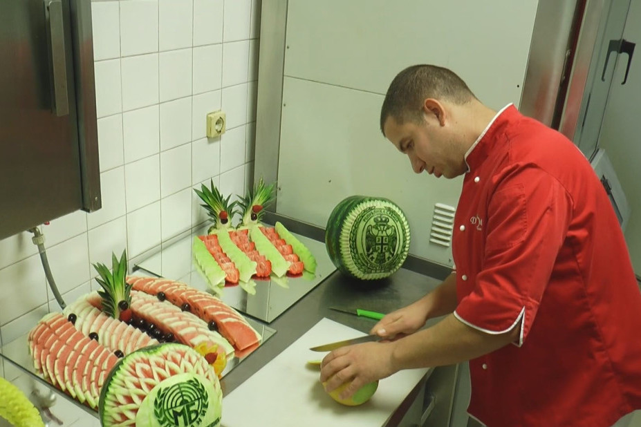 Vatrogasac-spasilac ima neobičan hobi: Darko iz Ivanjice se u slobodno vreme bavi rezbarenjem voća, od lubenice može da napravi čudo  (FOTO)