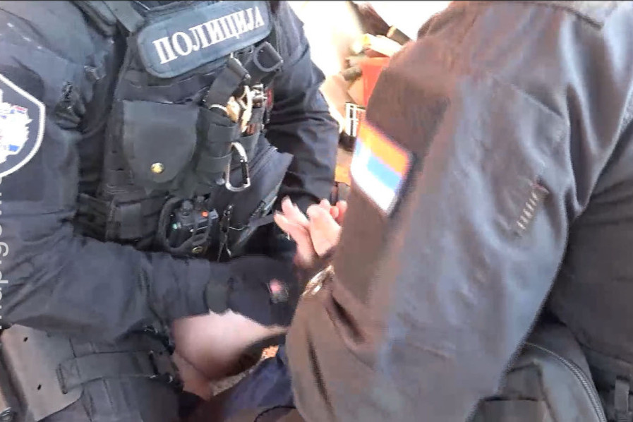 UKP na delu: Krijumčare migranata hapsili u gaćama! (FOTO/VIDEO)
