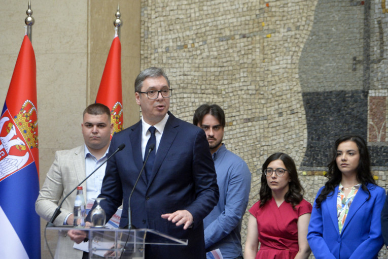 Vučić: Trend u svetu je da se skraćuje radno vreme, to neće biti trend u Srbiji