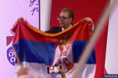 "Aco, Srbine": Vučić poljubio zastavu i raširio je, pa poručio - naša trobojka je simbol otpora!