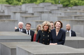 Žene Štajnmajera i Makrona se smejale kod spomenika žrtvama Holokausta, reagovala Rusija: Postalo je uobičajeno da se Nemačka smeje genocidu