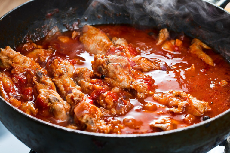 Recept dana: Piletina u paradajz sosu, brz i ukusan obrok za svaku priliku