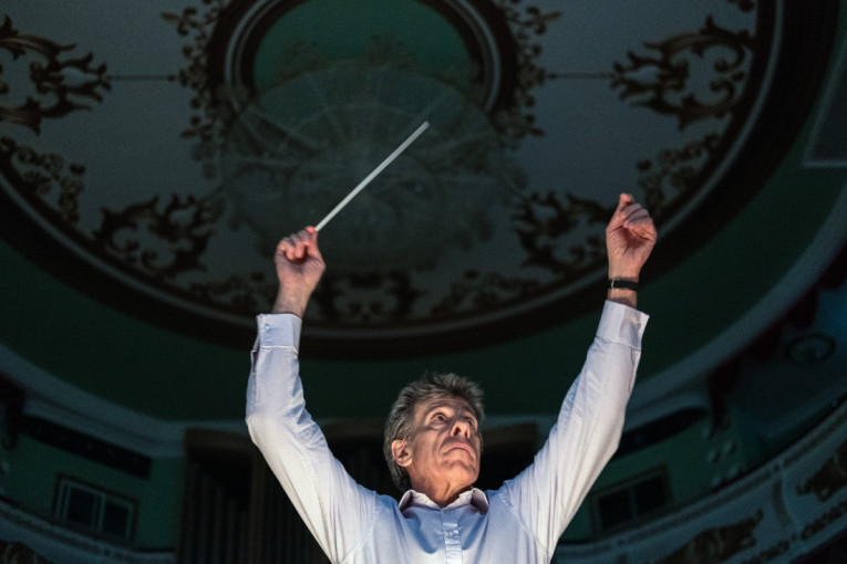 Svetski poznati dirigent Jan Latam-Kenig osuđen zbog seksualnog delikta nad dečakom: Slao eksplicitne poruke i fotografije