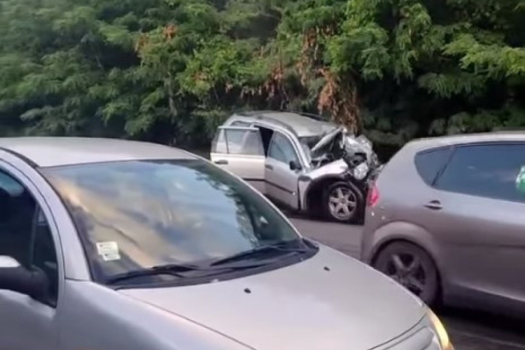 Teška nesreća jutros kod Mladenovca: Sudar autobusa i automobila, vozilo smrskano (VIDEO)