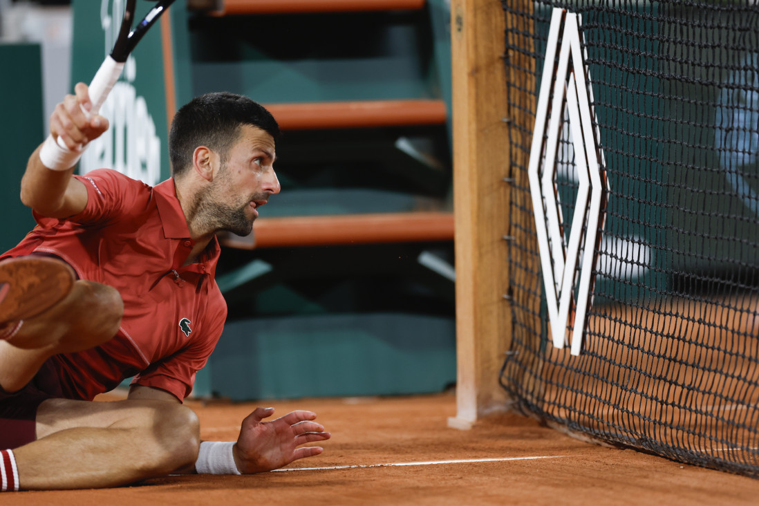 Novak zabrinuo navijače, a domaća publika pokazala koliko nema poštovanja: Sramotan potez na Rolan Garosu (GALERIJA)