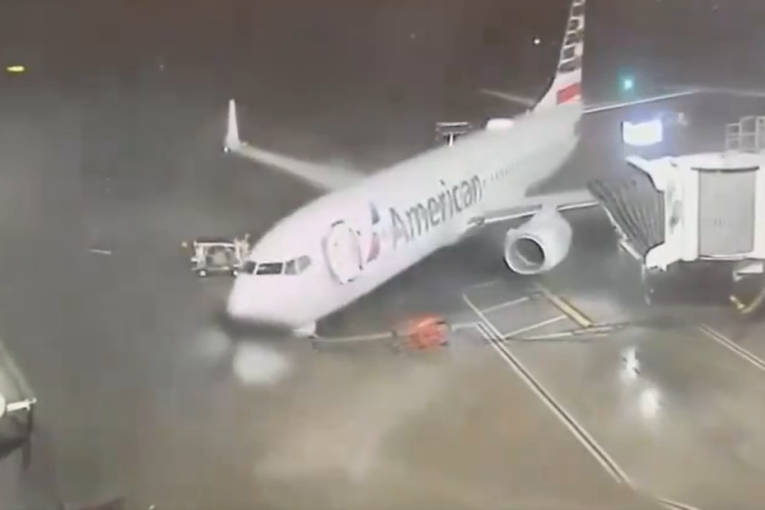 Nerealan prizor na američkom aerodromu: Vetar pomerio avion nekoliko metara, igrao se sa njim kao sa igračkom (VIDEO)
