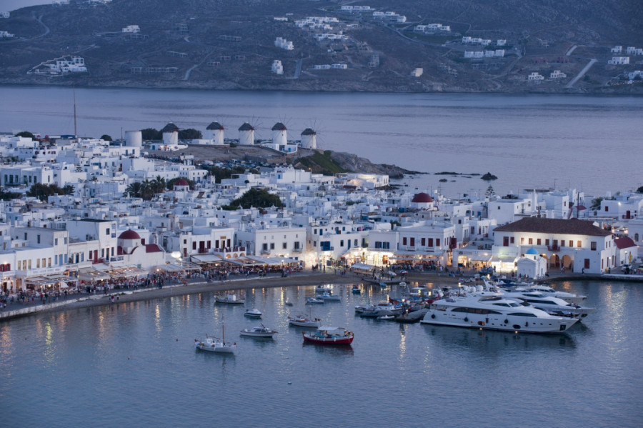Haos u Grčkoj: Zbog "zakona Mikonosa" zatvaraju barove na plažama, tokom noći sakupljali suncobrane i stolove