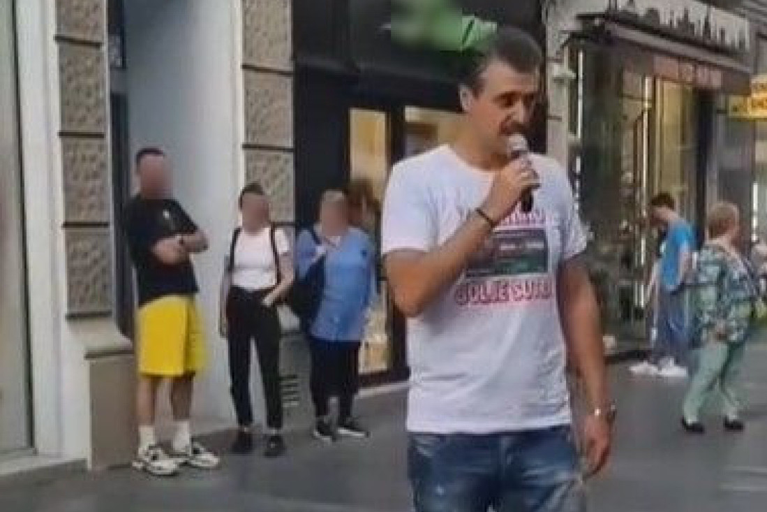 Marko Bulat peva u Knez Mihajlovoj: Prolaznici u čudu, a onda su se oduševili (FOTO/VIDEO)
