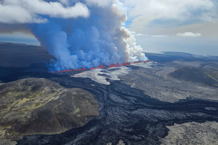 Neverovatne scene na Islandu! Vanredno stanje nakon nove erupcije, otvorila se pukotina široka 2,5 kilometara, od lave stvoren zid (VIDEO)