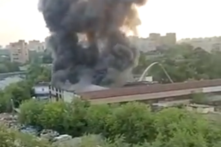 Veliki požar u Moskvi! Plamen zahvatio 4.000 kvadrata, krov se urušio, u gašenju učestvovali i helikopteri (VIDEO)