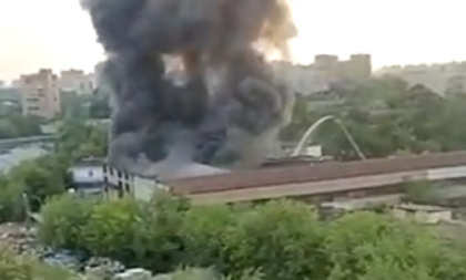 Veliki požar u Moskvi! Plamen zahvatio 4.000 kvadrata, krov se urušio, u gašenju učestvovali i helikopteri (VIDEO)