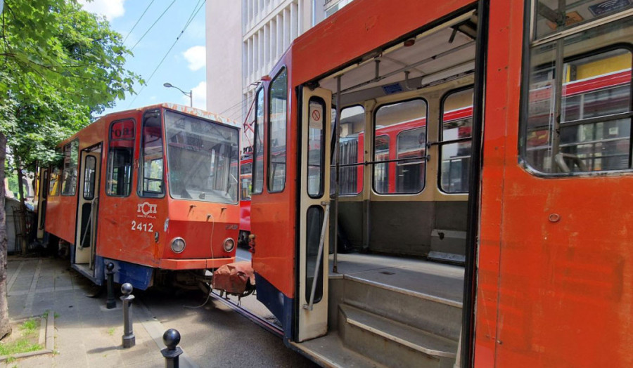 Tramvaj ispao iz šina kod Tašmajdana: Povređenih nema, pričinjena materijalna šteta (FOTO)