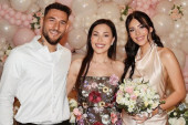 Isplivale fotografije Cece Ražnatović sa Anastasijom i Nemanjom posle venčanja! Pevačica blista u cvetnoj haljini (FOTO)