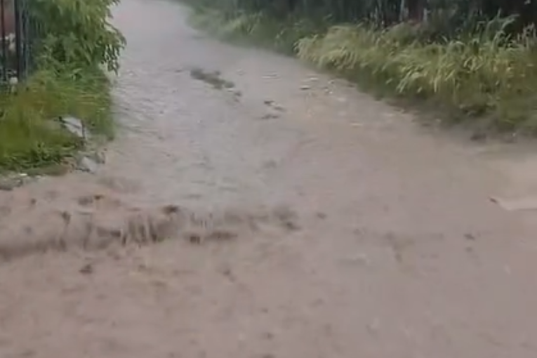 Reka se sliva niz ulicu, potop u najavi: Snažno nevreme u Kragujevcu paralisalo grad!