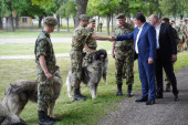 Ministar Gašić obišao Centar za obuku pasa u Nišu (FOTO)