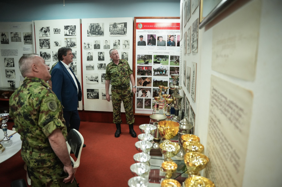 Ministar Gašić obišao Centar za obuku pasa u Nišu (FOTO)