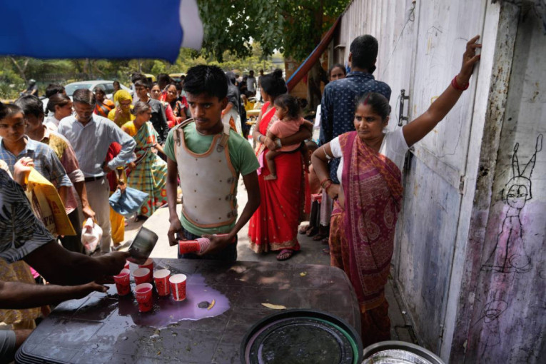 Od toplotnog udara preminulo 9 ljudi: Rekordnih 52,9 stepeni u Indiji, ujutro bilo čak 36! (FOTO)