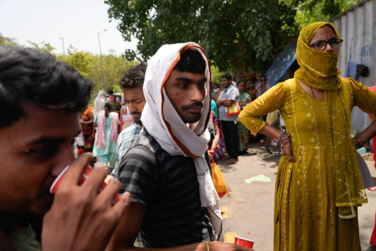 Od toplotnog udara preminulo 9 ljudi: Rekordnih 52,9 stepeni u Indiji, ujutro bilo čak 36! (FOTO)