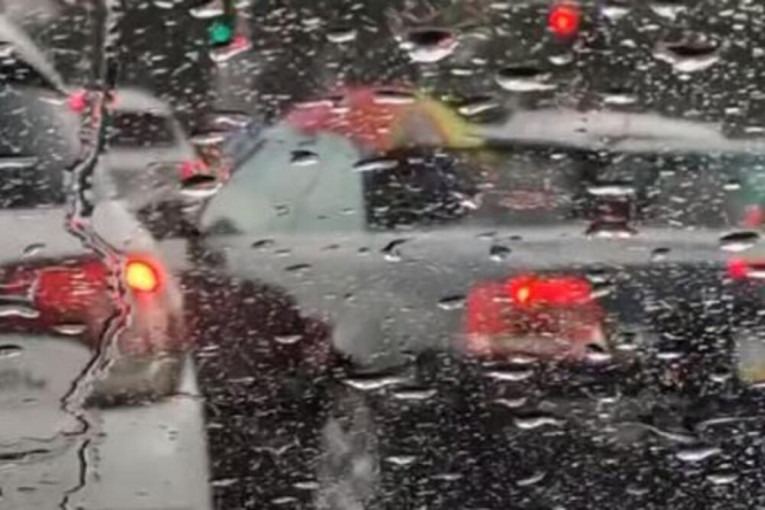 Hit snimak iz Beograda, ljudi ne veruju šta vide: Šta uradi vozač kabrioleta kada pada kiša? (VIDEO)