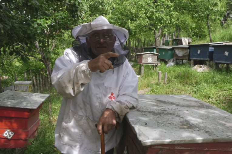 On je najstariji pčelar u Srbiji - ima 87 godina, a radi kao mladić: Za sve mlade pčelare, deda Staniša ima jedan zlata vredan savet! (FOTO)