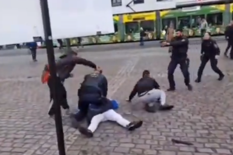 Teroristički napad u Nemačkoj: Pomahnitali islamista izbo policajca dok je bio na nišanu (UZNEMIRUJUĆI VIDEO)