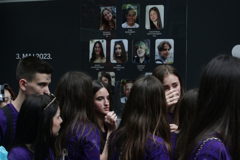 Vračarom se čula pesma, graja i odjednom muk! Mali maturanti nikad tiši na mestu stravične tragedije (FOTO/VIDEO)