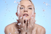 Pranje lica ujutro: Dermatolog savetuje kada je korisno, a kada potpuno može da vam upropasti ten
