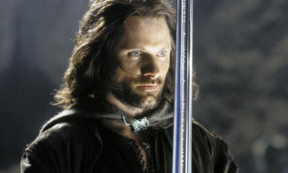 Zvezda "Gospodara prstenova" ponovo sa  Aragornovim mačem:  Ovog puta Vigo Mortensen ga je koristio za nešto drugo