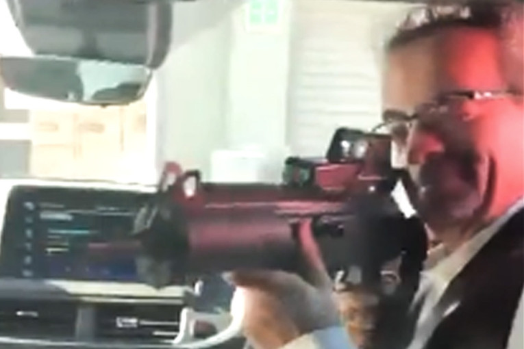 Britanski ambasador uperio pušku u zaposlenog! Odmah otpušten (VIDEO)