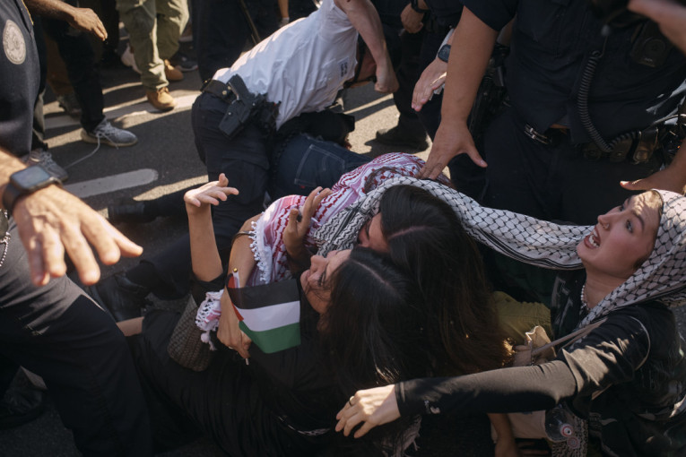 Njujorška policija nasilno uhapsila demonstrante u Bruklinskom muzeju!