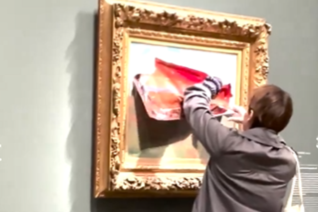 Aktivistkinja "podivljala" u muzeju Orsej i oštetila sliku slavnog autora! (VIDEO)