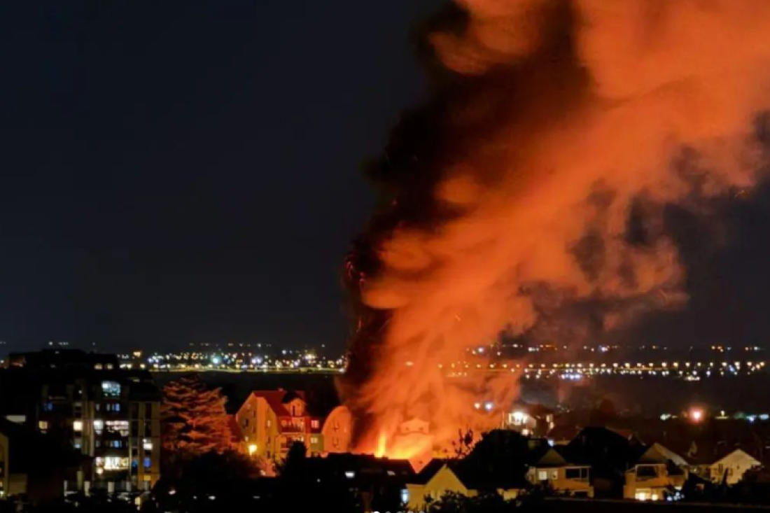 Veliki požar na Čukarici! Gorela automehaničarska radnja, 15 vatrogasaca gasilo vatru, evo šta je sve planulo (FOTO/VIDEO)