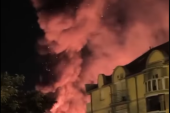 U požaru izgoreo objekat, 3 kombija i 2 automobila! Očevidac drame na Čukarici: "Oseća se dim u celom kraju" (FOTO/VIDEO)
