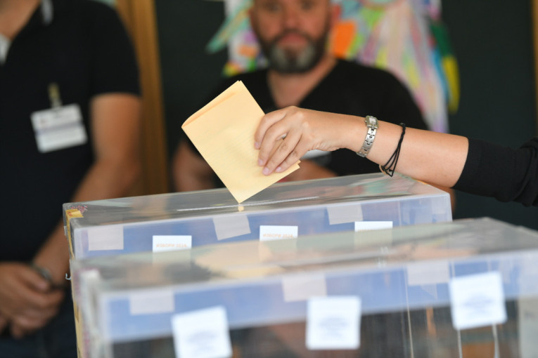 Neverovatna scena na biračkom mestu u Zemunu: Ovo niko nije očekivao! (FOTO)