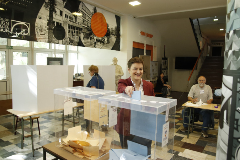 Ana Brnabić glasala u Školi za dizajn na Savskom vencu (FOTO)