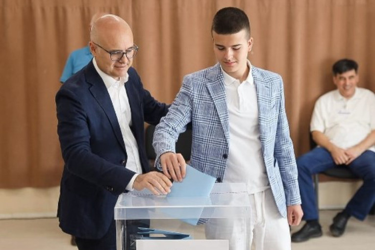Premijer Vučević obavio građansku dužnost: Na glasanje došao u društvu supruge i sinova (FOTO)